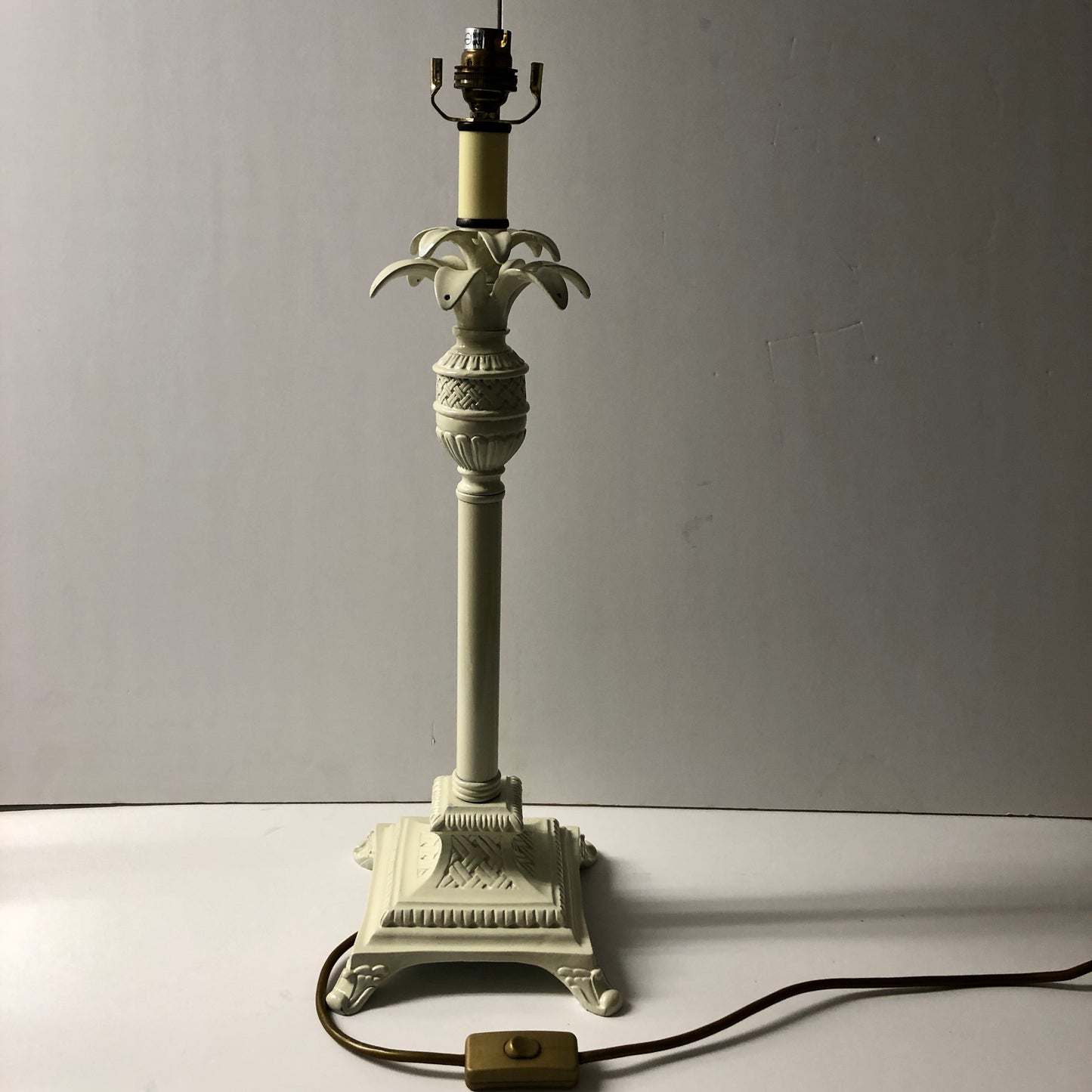 A VINTAGE TABLE LAMP