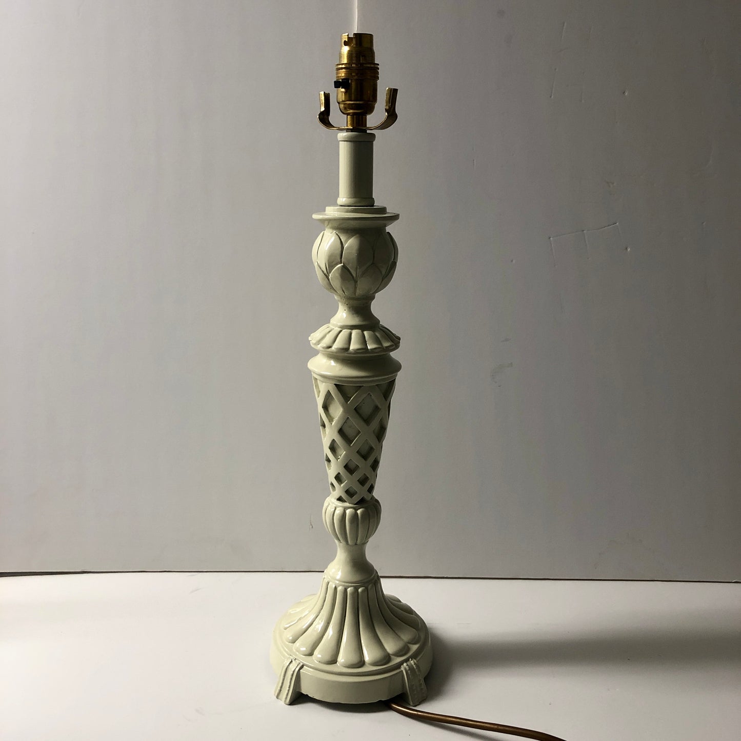 A VINTAGE TABLE LAMP