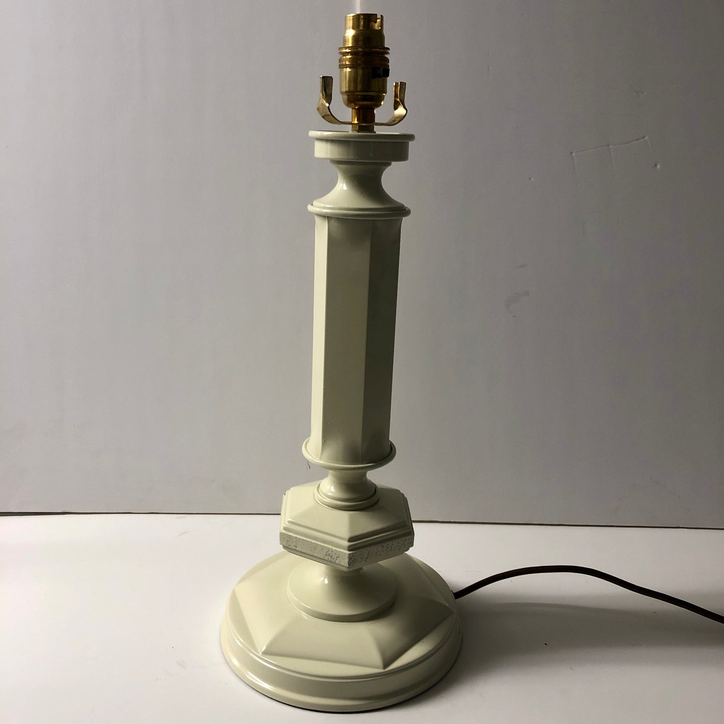 A VINTAGE TABLE LAMP
