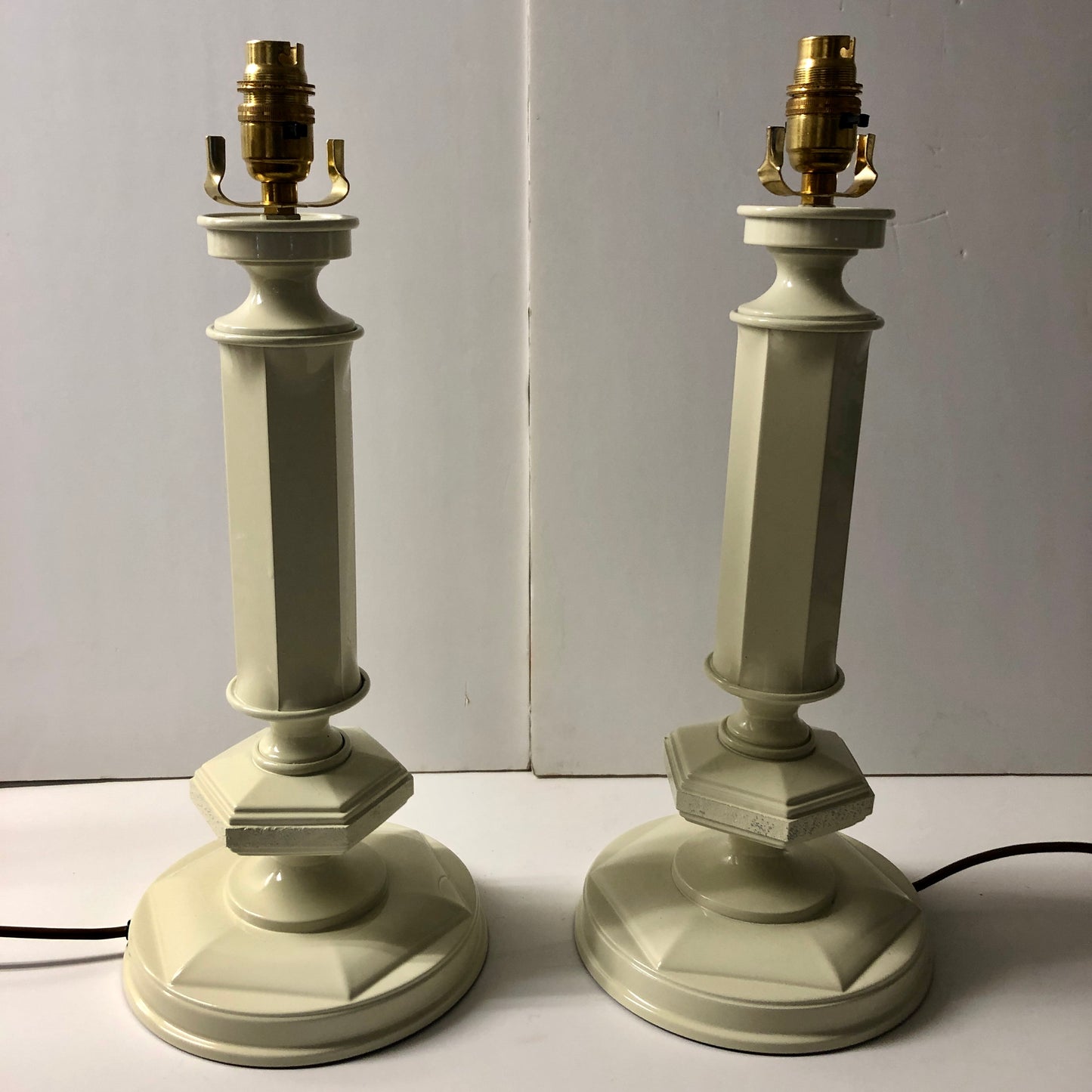 PAIR OF VINTAGE TABLE LAMPS